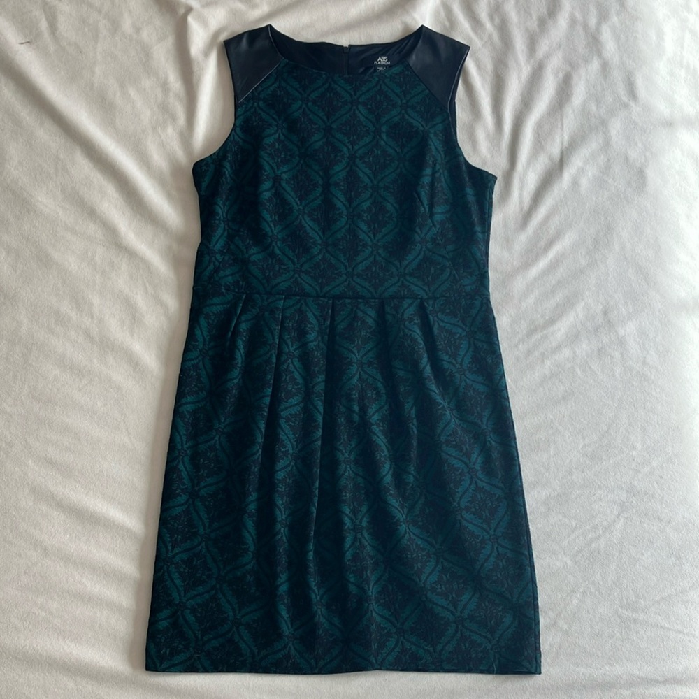 Chic Black and Green Patterned Dress